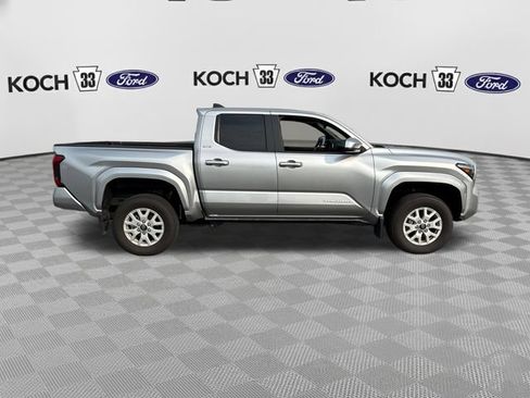 Used 2025 Toyota Tacoma SR5 AWD/4WD image 9