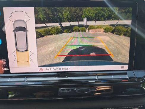 Used 2025 Volkswagen Atlas SE FWD image 30