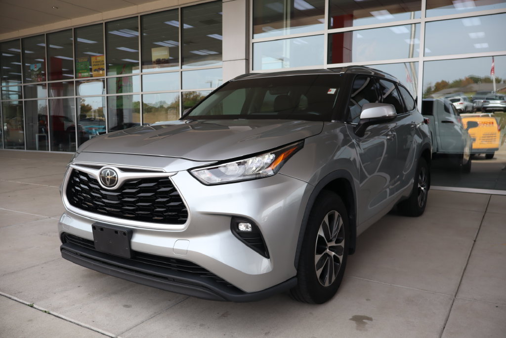 Used 2020 Toyota Highlander XLE AWD/4WD image 3