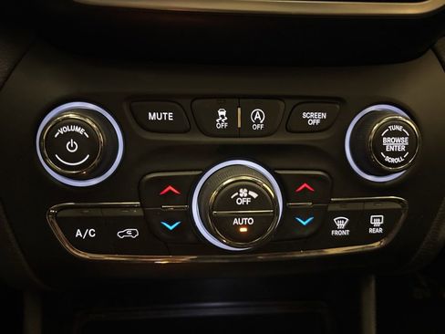 Used 2019 Jeep Cherokee Overland image 19