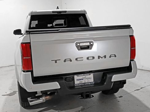 Used 2025 Toyota Tacoma Limited AWD/4WD image 4
