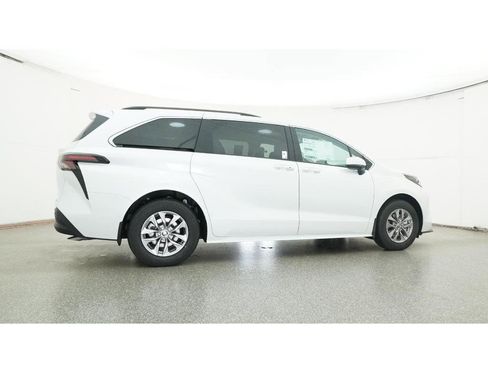 New 2026 Toyota Sienna XLE image 26