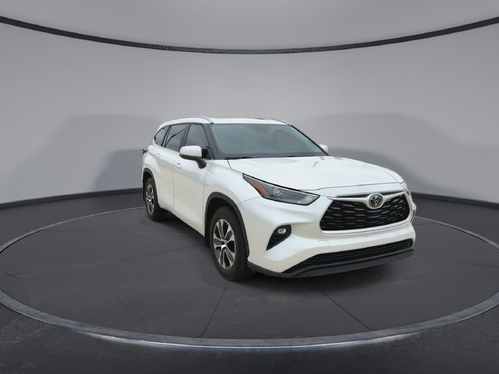 Used 2023 Toyota Highlander XLE FWD image 3