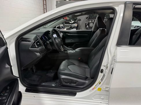 Used 2019 Toyota Camry SE w/ Carpet Mat Package image 14