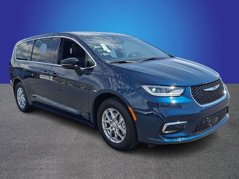 Used 2025 Chrysler Pacifica Select image 3