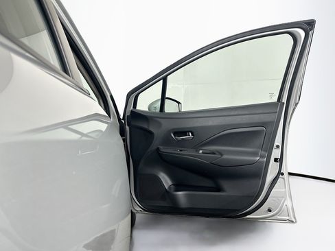 Used 2025 Nissan Versa SV FWD image 30