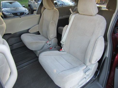 Used 2017 Toyota Sienna LE image 30