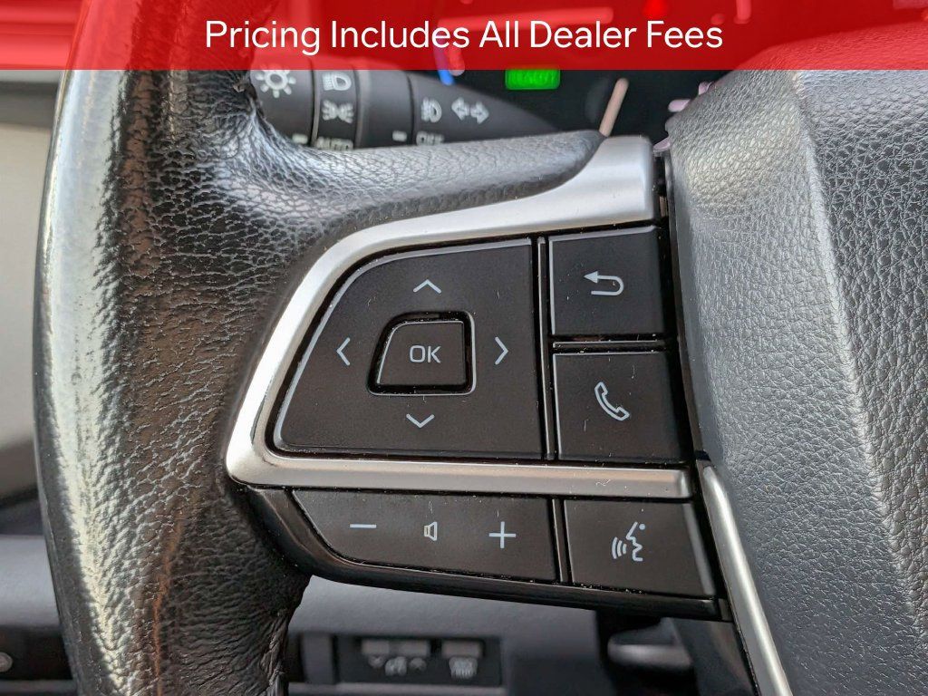 Used 2023 Toyota Sienna XLE FWD image 28