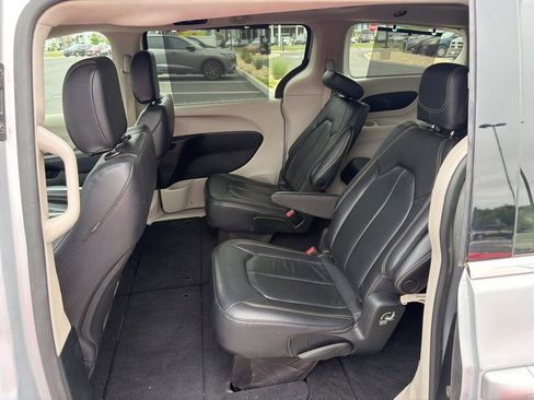 Used 2022 Chrysler Pacifica Touring-L AWD/4WD image 10