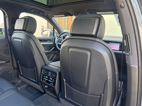 Used 2025 Porsche Cayenne E-Hybrid w/ Premium Package Plus AWD/4WD image 44
