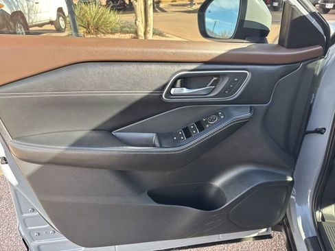 Used 2023 Nissan Rogue Platinum w/ Platinum Premium Package image 19