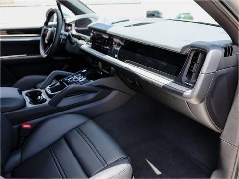 Certified 2025 Porsche Cayenne AWD/4WD image 25