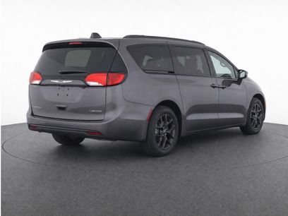 Used 2020 Chrysler Pacifica Limited w/ Advanced Safetytec Group