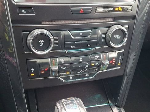 Used 2017 Ford Explorer XLT w/ Equipment Group 202A AWD/4WD image 16