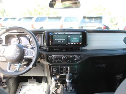 Used 2025 Jeep Wrangler Unlimited Sahara AWD/4WD image 17