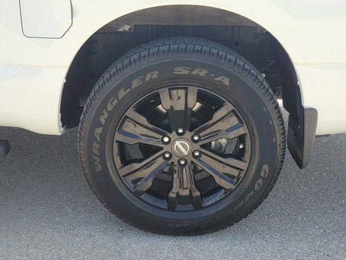 Used 2024 Nissan Titan SV w/ SV Convenience Package RWD image 9