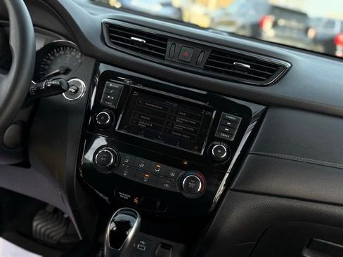 Used 2019 Nissan Rogue S image 24