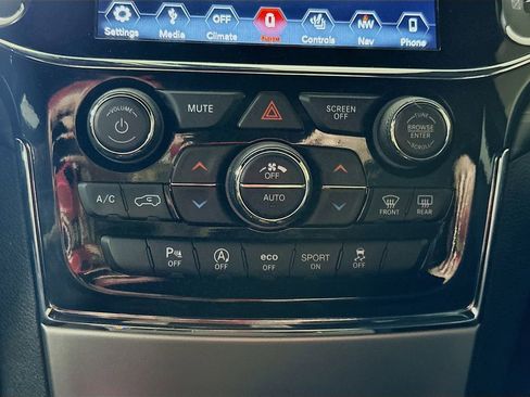 Used 2019 Jeep Grand Cherokee Laredo w/ Laredo X Package image 25