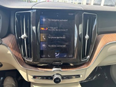 Used 2021 Volvo XC60 T5 Momentum w/ Climate Package AWD/4WD image 25