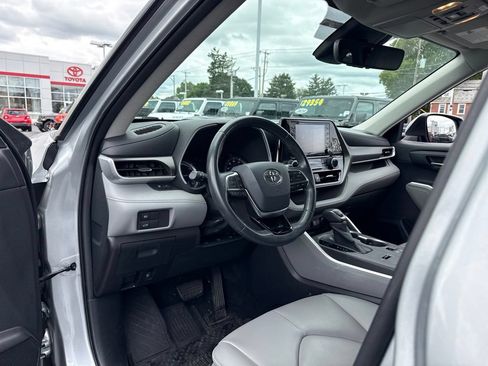Used 2020 Toyota Highlander XLE AWD/4WD image 10