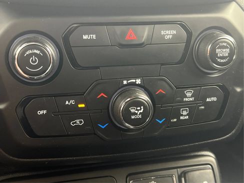 Used 2018 Jeep Renegade Latitude w/ Cold Weather Group AWD/4WD image 37