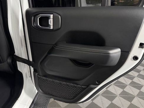 Used 2022 Jeep Wrangler Unlimited Sahara AWD/4WD image 30