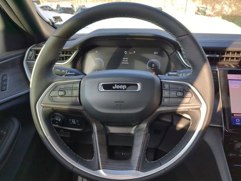 Used 2025 Jeep Grand Cherokee L Limited w/ Luxury Tech Group II image 16