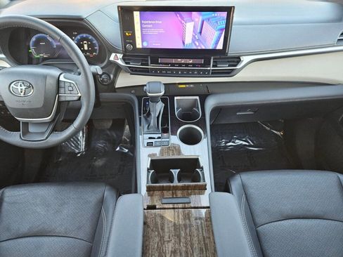 Used 2025 Toyota Sienna Platinum image 11