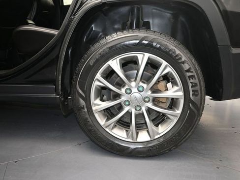 Used 2019 Jeep Cherokee Latitude Plus image 13