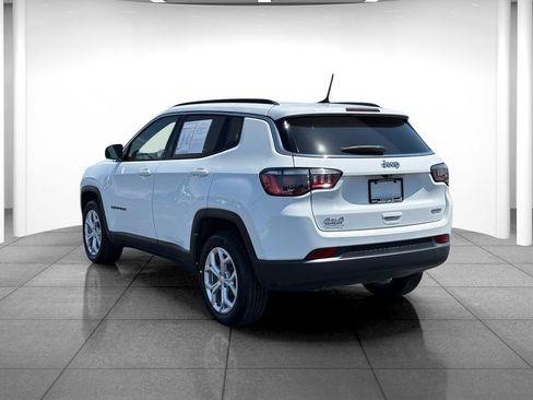 Used 2024 Jeep Compass Latitude AWD/4WD image 5
