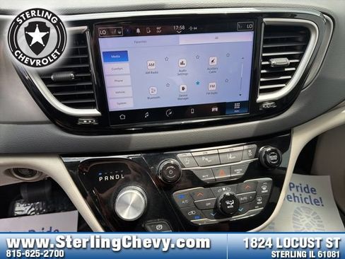 Used 2023 Chrysler Pacifica Touring-L FWD image 20