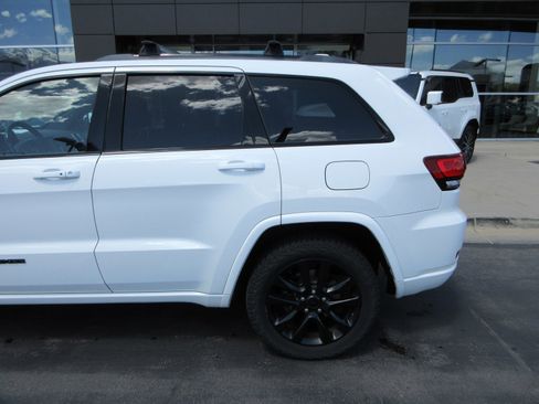 Used 2017 Jeep Grand Cherokee Altitude AWD/4WD image 4