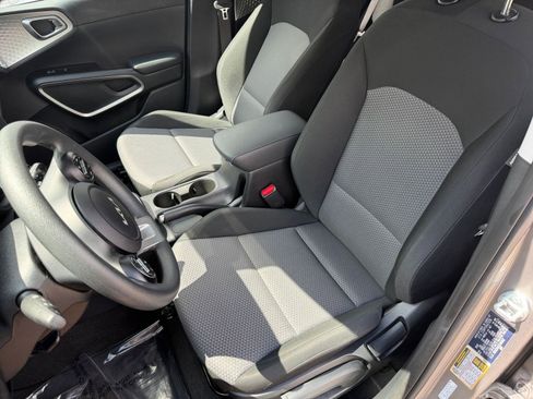 Used 2025 Kia Soul LX w/ LX Technology Package FWD image 34