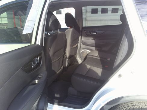 Used 2019 Nissan Rogue SV image 17