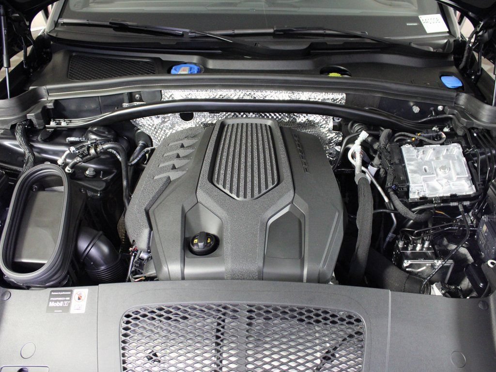 Certified 2026 Porsche Macan AWD/4WD image 39