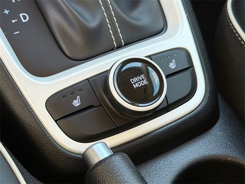 Used 2025 Hyundai Venue Limited image 27