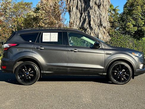 Used 2018 Ford Escape SE w/ SE Sport Appearance Package image 2