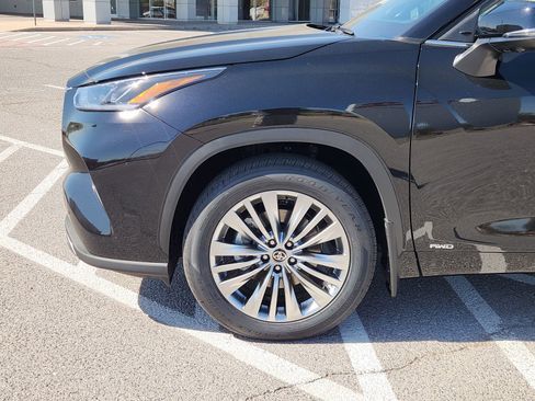New 2026 Toyota Highlander Platinum image 9