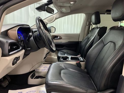 Used 2019 Chrysler Pacifica Touring-L Plus w/ Advanced Safetytec Group FWD image 3