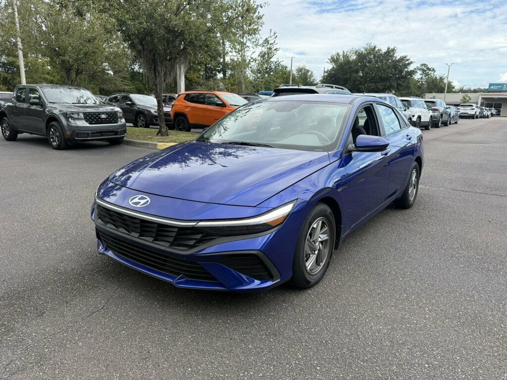 Used 2025 Hyundai Elantra SE FWD image 1