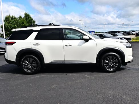 Used 2022 Nissan Pathfinder SV AWD/4WD image 5