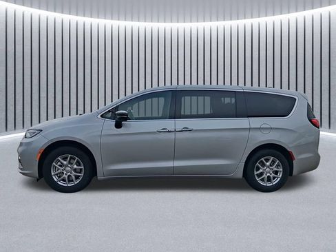 New 2026 Chrysler Pacifica Select FWD image 17