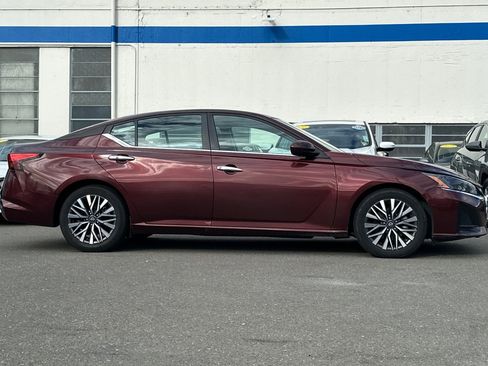 Used 2023 Nissan Altima 2.5 SV image 3