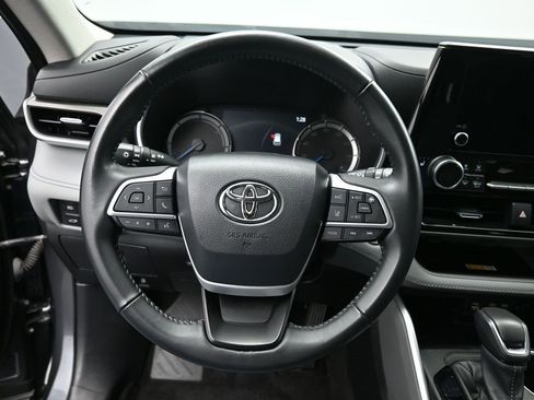 Used 2023 Toyota Highlander XLE image 16