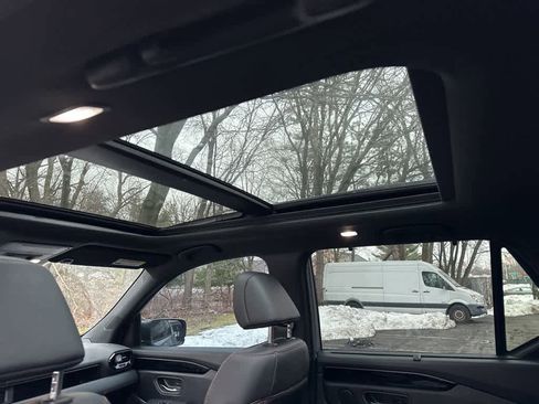 Used 2024 Honda Pilot TrailSport image 33