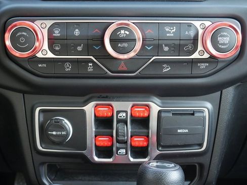 Used 2020 Jeep Wrangler Unlimited Sahara image 21