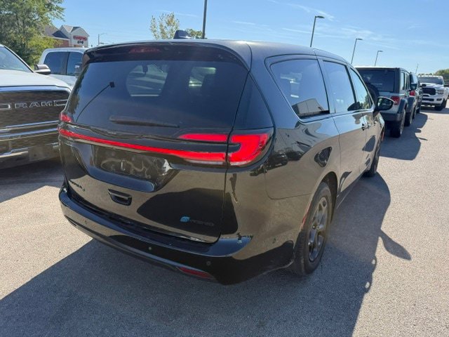 Used 2023 Chrysler Pacifica Touring-L w/ S Appearance Package FWD image 10