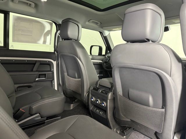 New 2026 Land Rover Defender 130 X-Dynamic SE AWD/4WD image 32