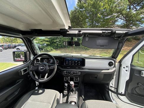 Used 2024 Jeep Gladiator Sport AWD/4WD image 19