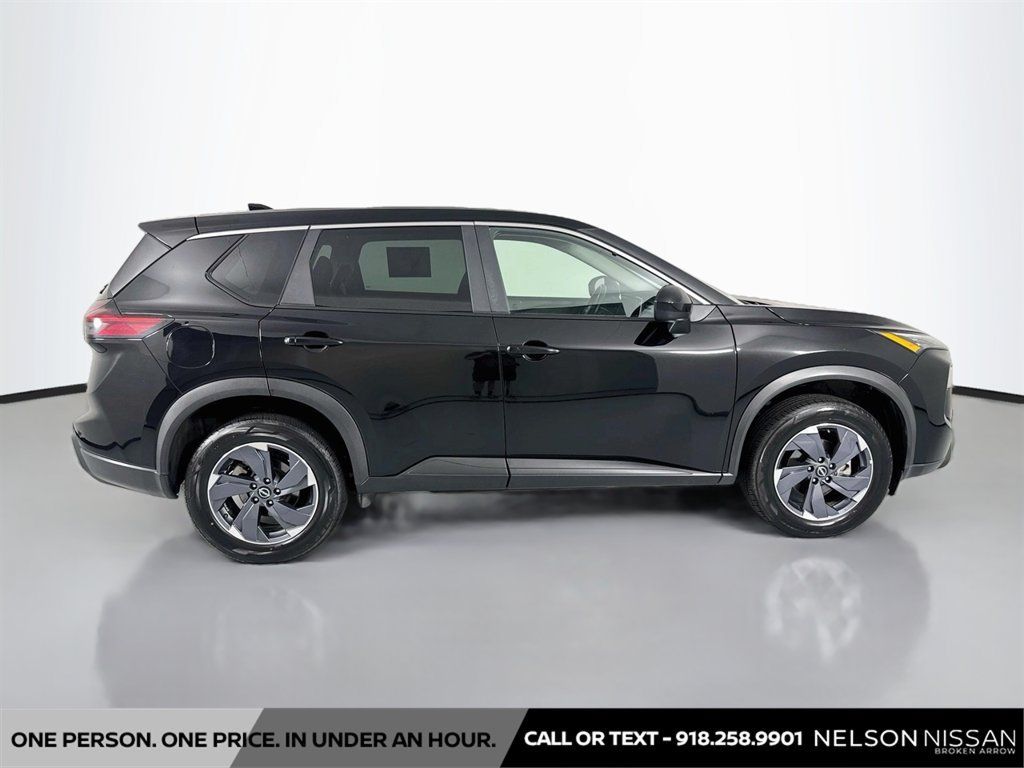 Certified 2025 Nissan Rogue SV FWD image 4